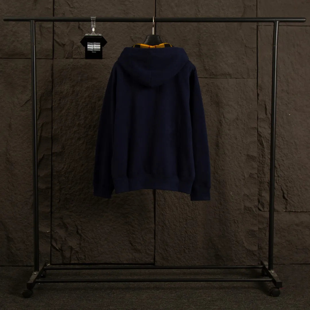 P270 Actual photo [Popular item] Style number: 25104# Color: Navy blue/hemp gray/white Size: S to XL - Ralph Lauren/Ralph Lauren 2025AW Autumn and Winter Bear series stacked topstitch design plaid lining hooded cardigan zipper sweatshirt - Original workmanship consistent Professional four-needle six-thread topstitch design ✅ - Face 370g double-sided cotton heavyweight fabric Contrast color yarn-dyed plaid inside ✅| - Highly restored customized brand zipper 0.8 pure cotton high-density hook and loop bonnet ✅ - RL limited design style Colorful bear logo precision embroidery Bright color contrasting plaid hood inside The upper body is colorful and distinguishes the classic style. Both men and women can easily control it. Simple and clean, versatile and can go wrong. Exposed topstitch 0.8 cm retro primary color hook and loop drawstring. Every detail is perfect.